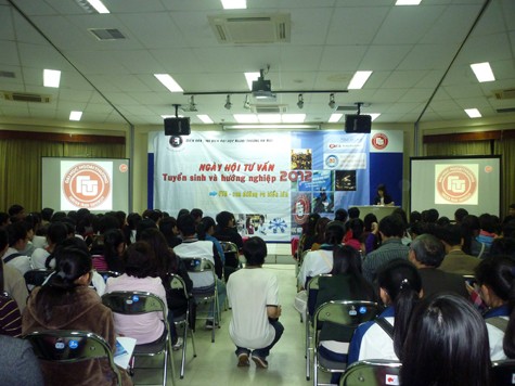 Hàng nghìn học sinh ở các trường THPT trên địa bàn thành phố Hà Nội đã đến tham dự buổi tư vấn tuyển sinh của ĐH Ngoại Thương vì yêu thích và khát khao được là sinh viên ĐH Ngoại Thương